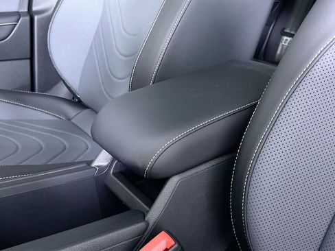 Used 2025 Volkswagen Tiguan SE image 21