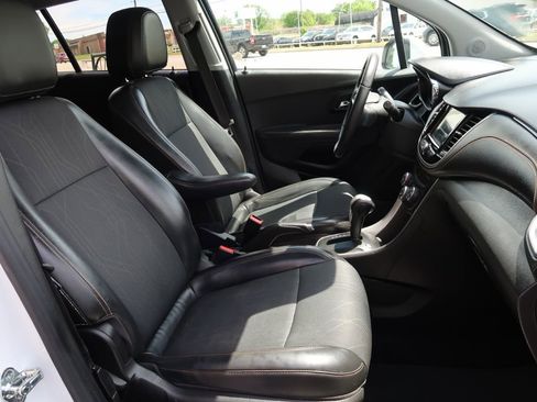 Used 2018 Chevrolet Trax LT w/ LT Convenience Package image 8