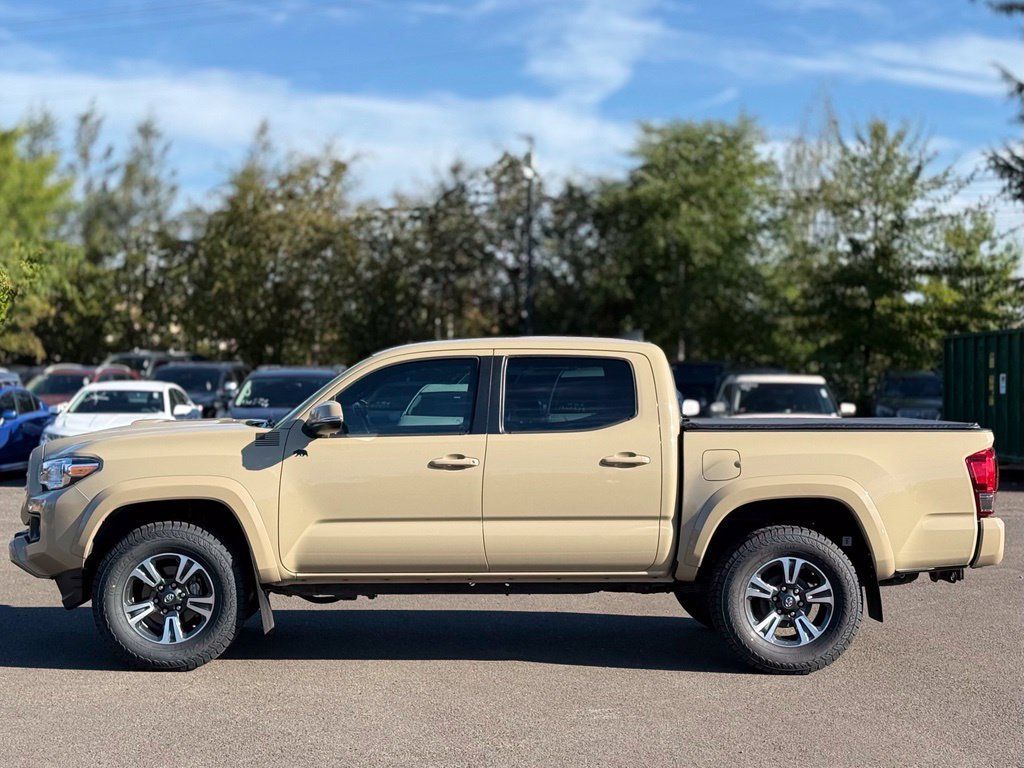 Used 2016 Toyota Tacoma TRD Sport w/ Towing Package RWD image 2
