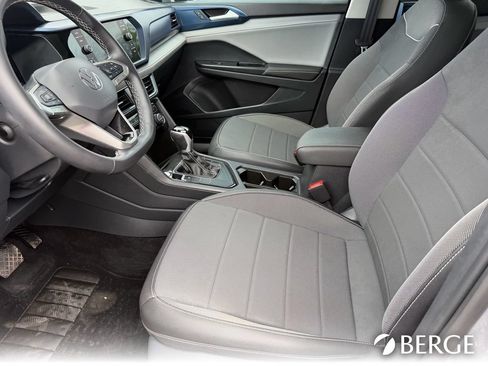 Used 2024 Volkswagen Taos SE w/ Panoramic Sunroof Package FWD image 22