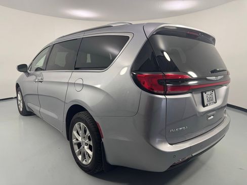 Used 2021 Chrysler Pacifica Touring-L w/ Uconnect Theater Family Group AWD/4WD image 5