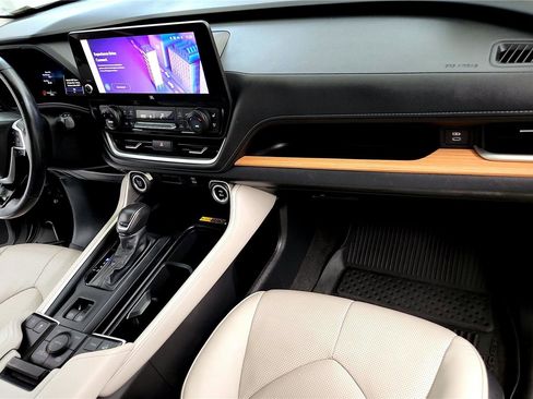 Used 2024 Toyota Grand Highlander Limited image 21