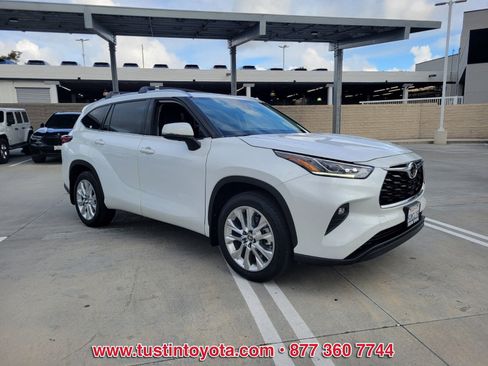 Used 2023 Toyota Highlander Limited FWD image 2