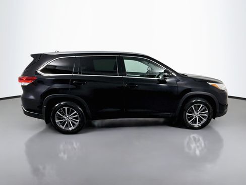 Used 2017 Toyota Highlander XLE AWD/4WD image 8