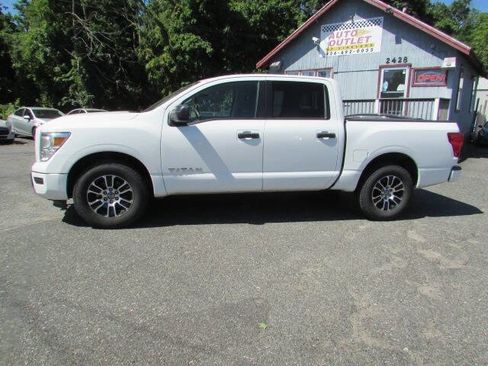 Used 2022 Nissan Titan SV RWD image 5