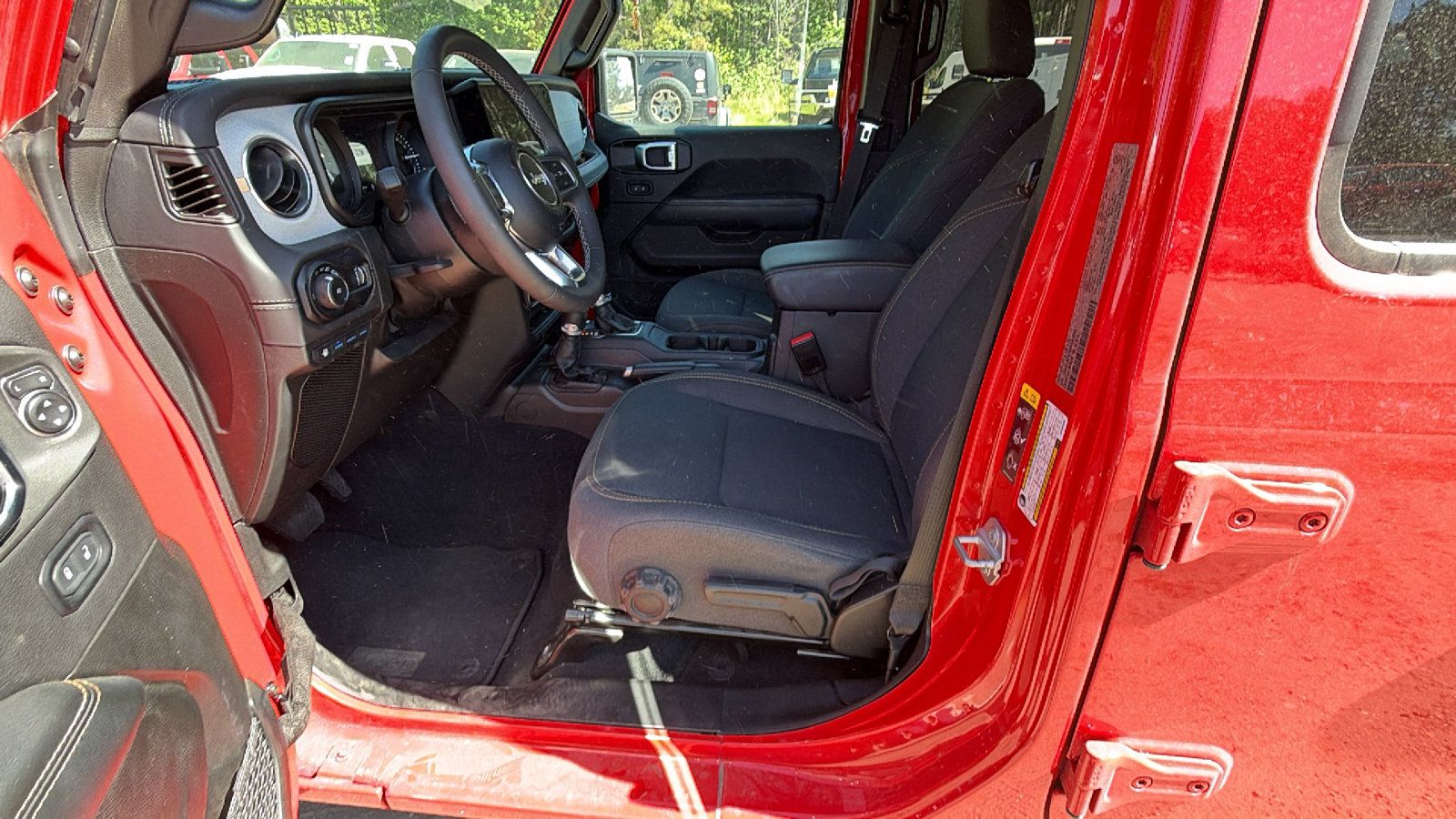 Used 2025 Jeep Wrangler Unlimited Sahara w/ Safety Group AWD/4WD image 16