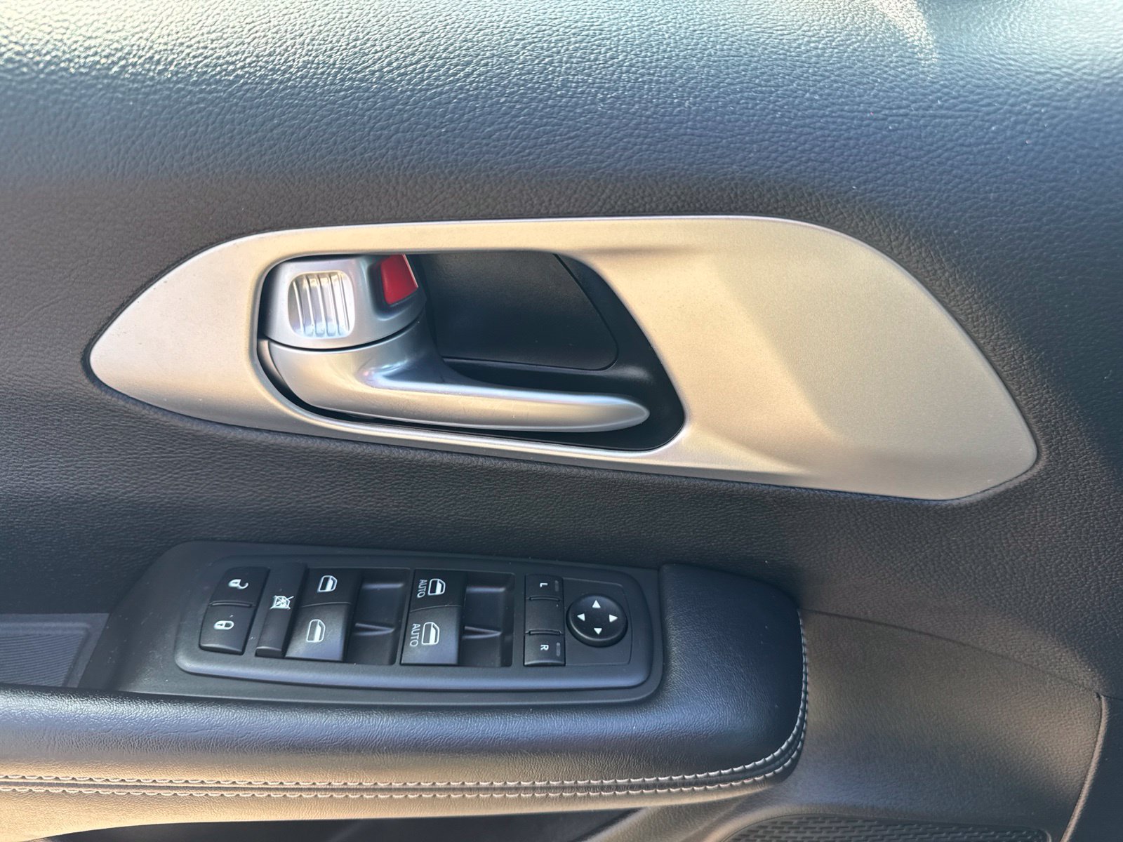 Used 2019 Chrysler Pacifica Touring Plus w/ Advanced Safetytec Group FWD image 23