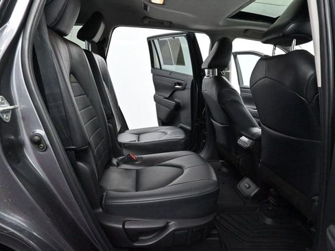 Used 2022 Toyota Highlander XLE FWD image 37