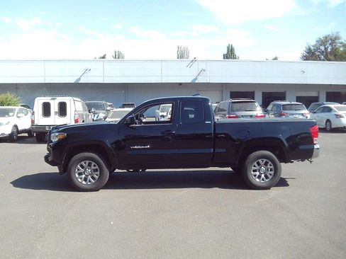 Used 2017 Toyota Tacoma SR5 w/ Tow Package AWD/4WD image 2
