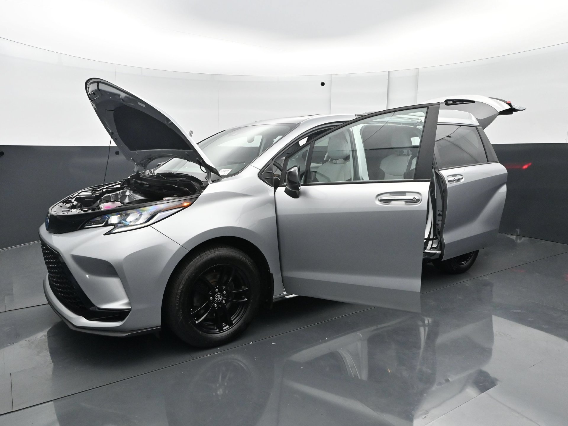 Used 2025 Toyota Sienna XSE AWD/4WD image 30