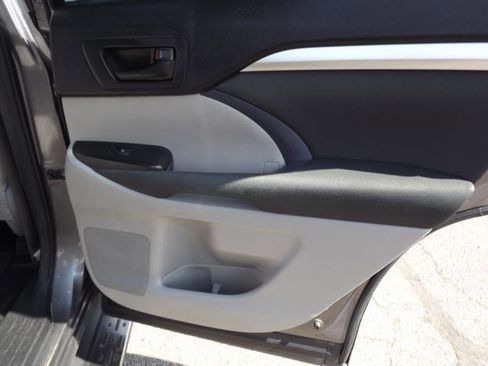 Used 2017 Toyota Highlander LE w/ Carpet Mat Package image 27
