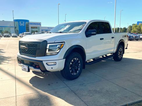 Used 2022 Nissan Titan PRO-4X w/ Pro-4x Convenience Package image 3