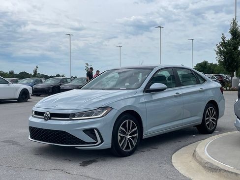 Used 2025 Volkswagen Jetta SE FWD image 5