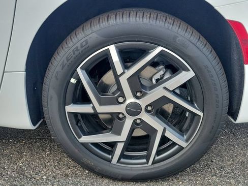 New 2027 Chrysler Pacifica Pinnacle w/ Theater Group AWD/4WD image 7