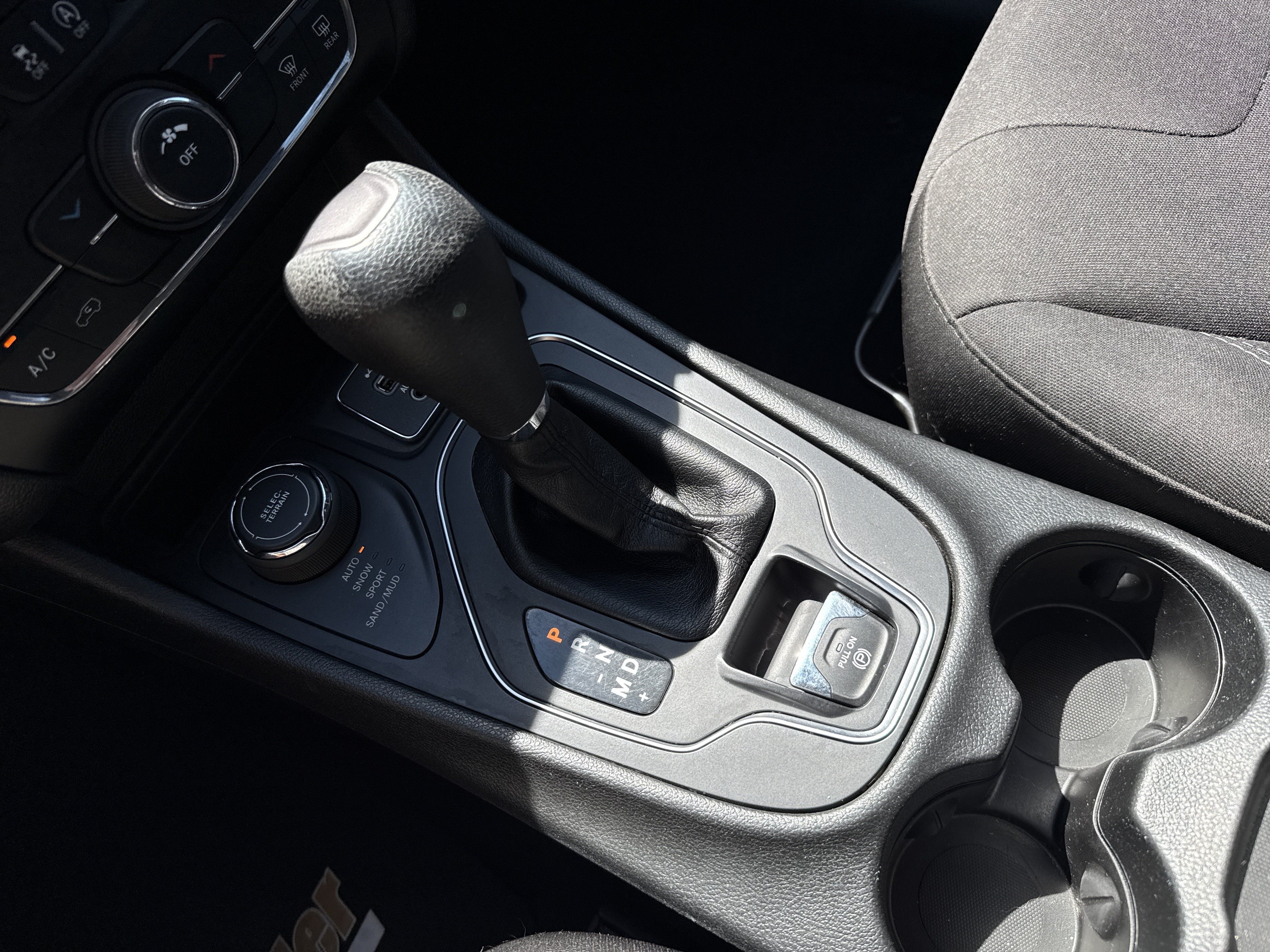 Used 2019 Jeep Cherokee Latitude w/ Popular Appearance Group AWD/4WD image 23