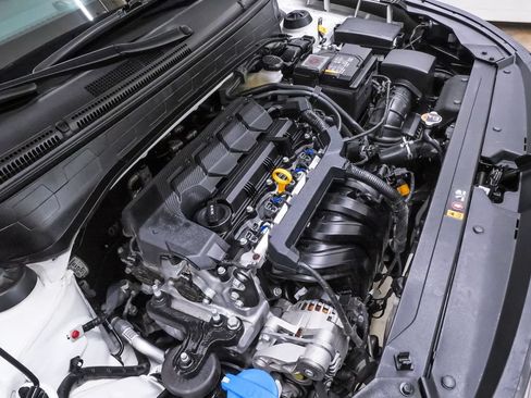 Certified 2024 Hyundai Venue SEL FWD image 33