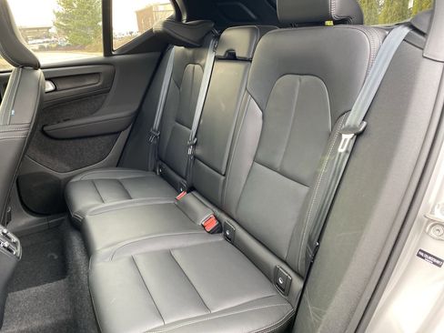 Used 2025 Volvo XC40 B5 Core image 8