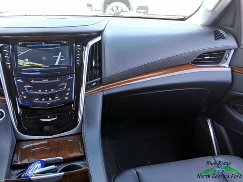 Used 2020 Cadillac Escalade Luxury image 17
