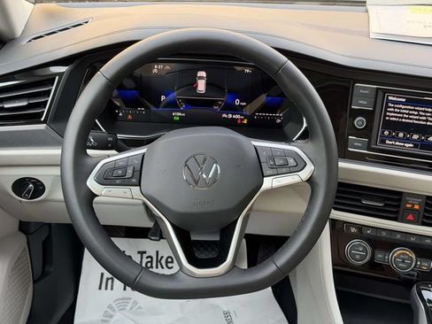 Certified 2023 Volkswagen Jetta SE w/ Panoramic Sunroof Package FWD image 15