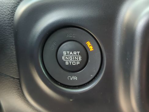Used 2022 Jeep Wrangler Unlimited Sahara AWD/4WD image 31