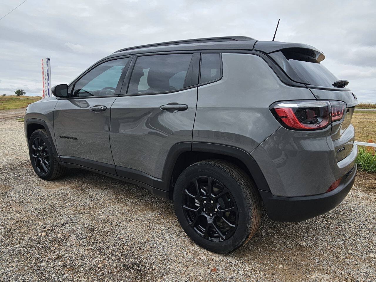 Used 2024 Jeep Compass Latitude w/ Convenience Group AWD/4WD image 5