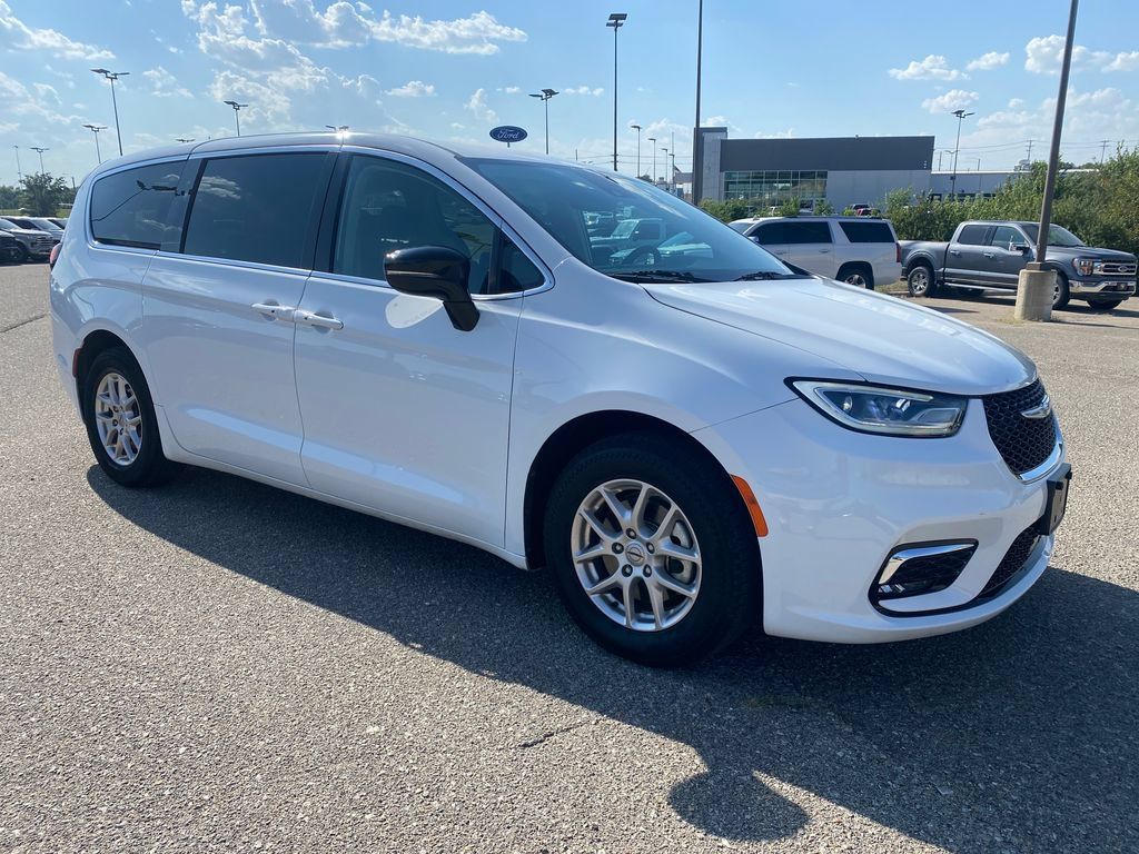 Used 2024 Chrysler Pacifica Touring-L FWD image 8