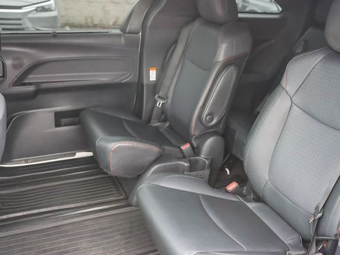 Used 2022 Toyota Sienna XSE image 18