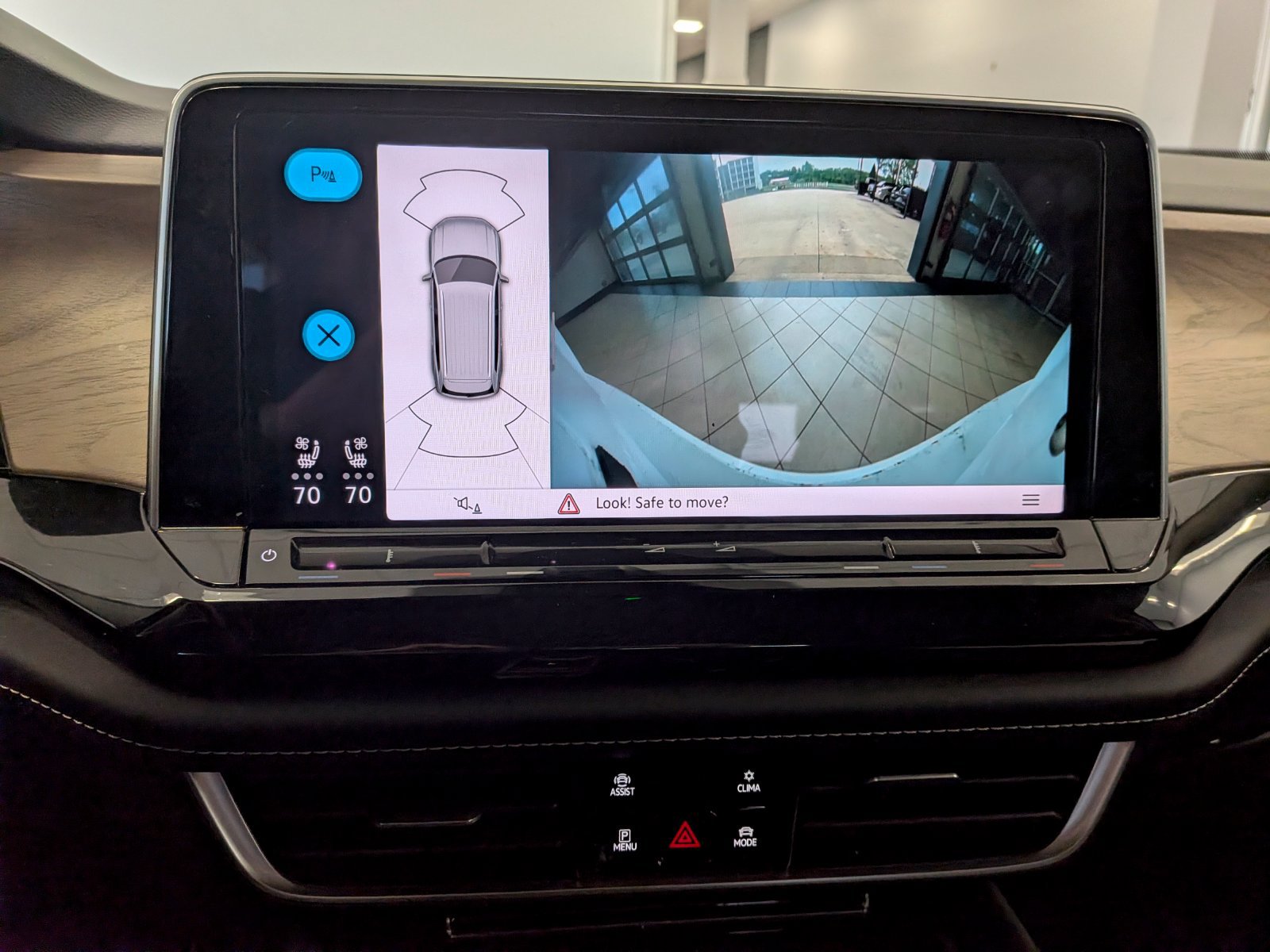 Used 2025 Volkswagen Atlas SE FWD image 9
