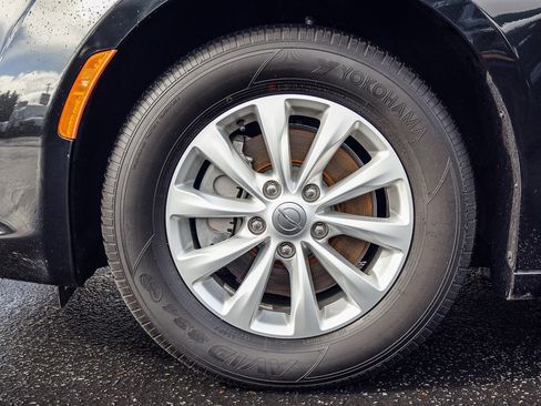 Used 2018 Chrysler Pacifica Touring Plus image 17