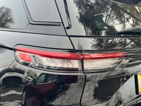 Certified 2023 Jeep Grand Cherokee Limited w/ Black Appearance Package image 7