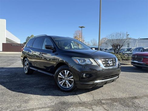 Used 2019 Nissan Pathfinder SV image 1