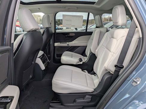 New 2026 Lincoln Aviator AWD w/ Jet Appearance Package image 17