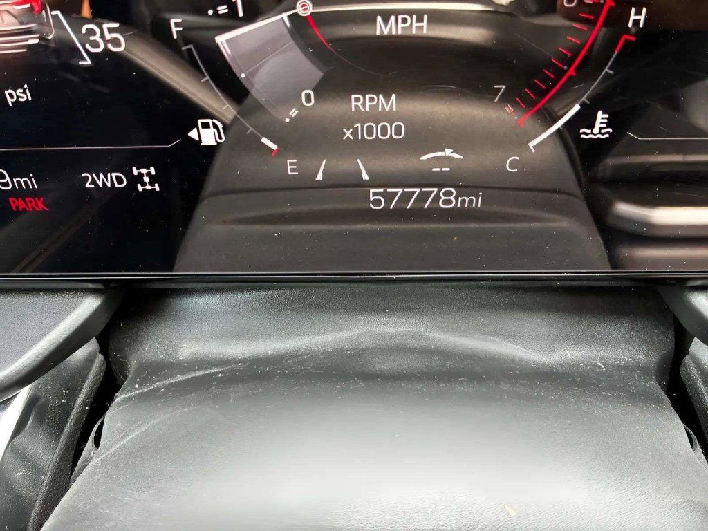 Used 2025 GMC Terrain Elevation w/ Elevation Premium Package AWD/4WD image 13