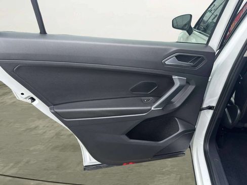 Used 2020 Volkswagen Tiguan SE w/ Panoramic Sunroof Package image 12