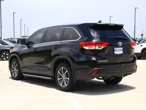 Used 2019 Toyota Highlander XLE FWD image 3