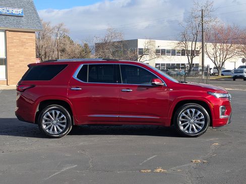 Used 2023 Chevrolet Traverse Premier image 2