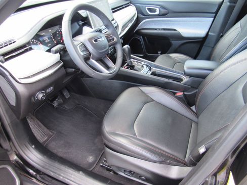 Used 2023 Jeep Compass Latitude image 12