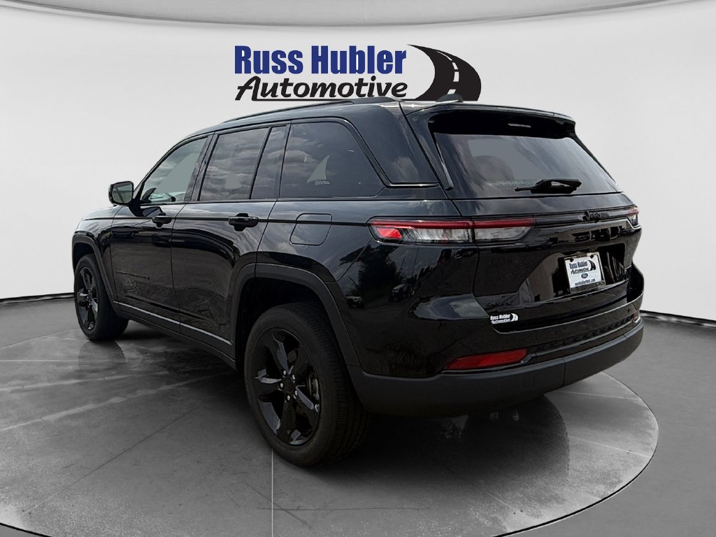 Used 2023 Jeep Grand Cherokee Altitude AWD/4WD image 3