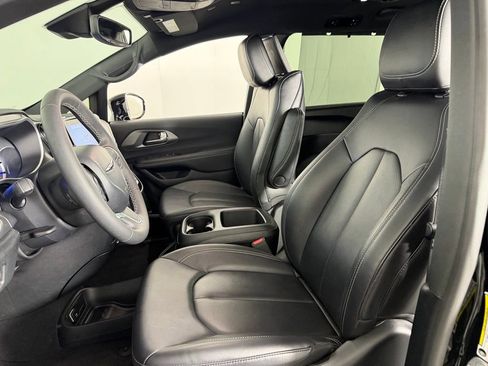 Used 2025 Chrysler Pacifica Select w/ Uconnect Theater Family Group FWD image 23