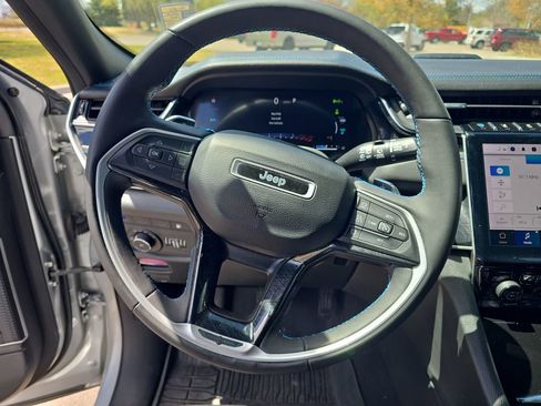 Used 2023 Jeep Grand Cherokee Trailhawk w/ Luxury Tech Group III AWD/4WD image 16