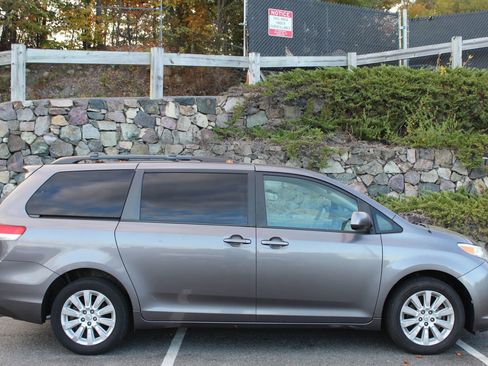 Used 2011 Toyota Sienna LE image 5