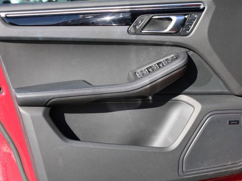 Certified 2022 Porsche Macan image 14