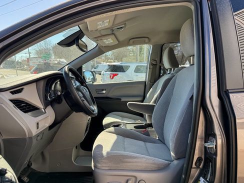 Used 2018 Toyota Sienna LE image 21
