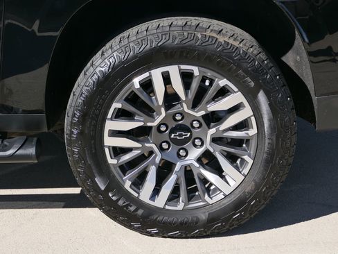 Used 2025 Chevrolet Suburban Z71 AWD/4WD image 26