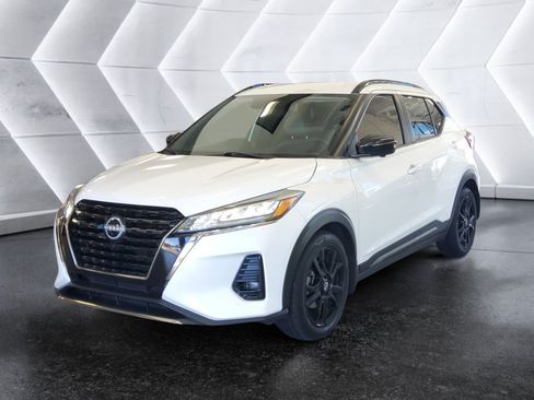 Used 2023 Nissan Kicks SR w/ SR Premium Package FWD image 3