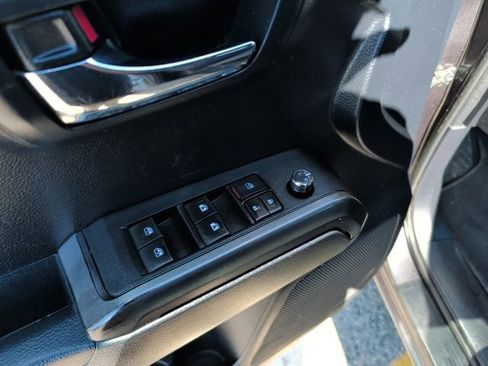 Used 2018 Toyota Tacoma TRD Off-Road w/ Technology Package AWD/4WD image 15