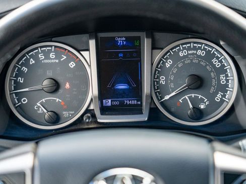 Used 2018 Toyota Tacoma SR5 AWD/4WD image 19