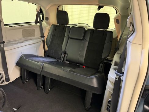 Used 2016 Chrysler Town & Country Limited image 16