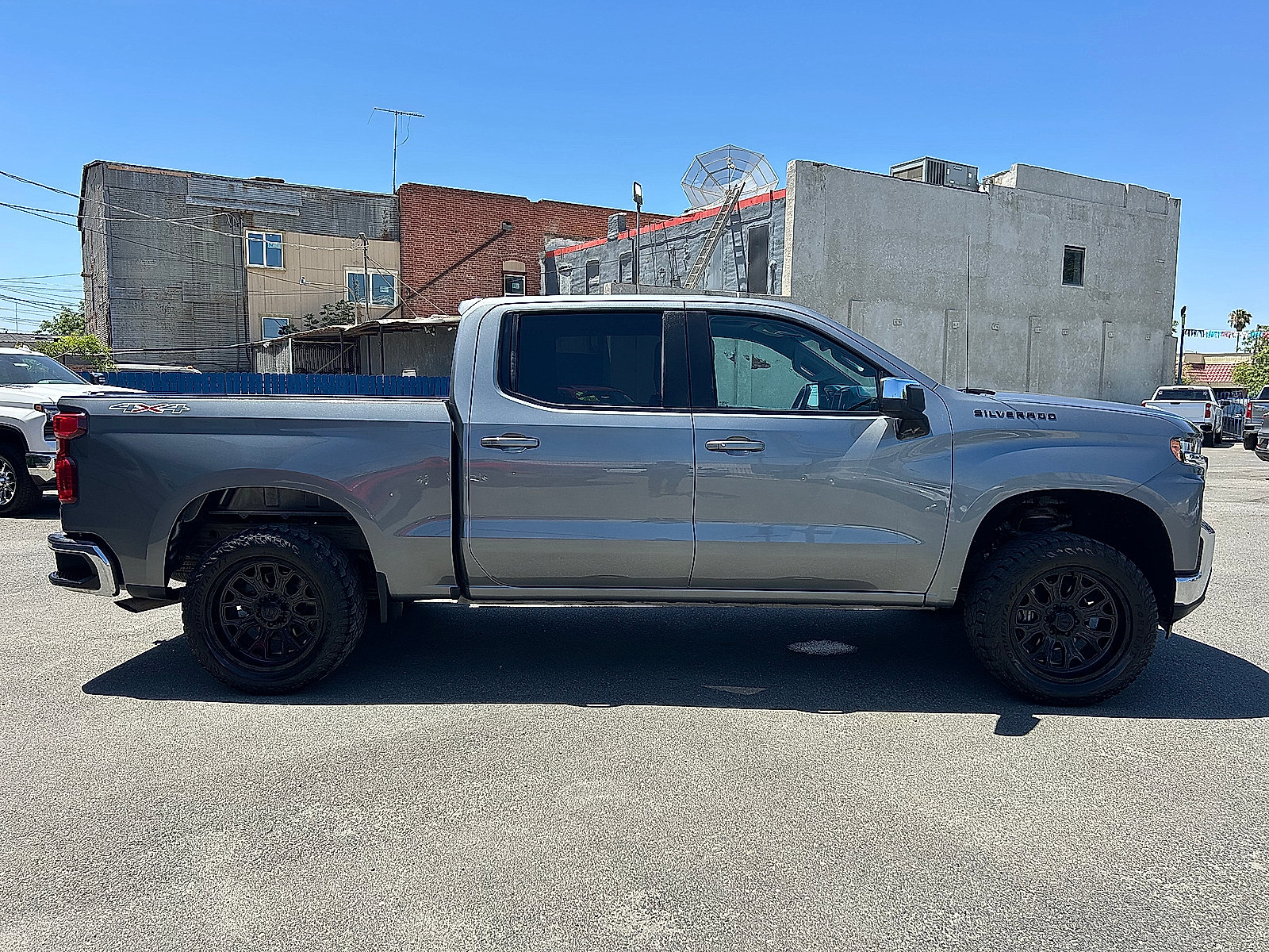 Used 2021 Chevrolet Silverado 1500 LT AWD/4WD image 2