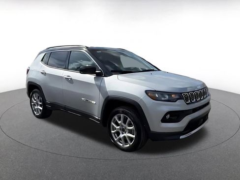 Used 2025 Jeep Compass Limited image 2